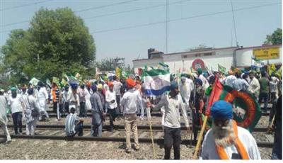 Punjab Farmers Protest : ਕਿਸਾਨਾਂ ਨੇ ਸ਼ੰਭੂ ਰੇਲਵੇ ਸਟੇਸ਼ਨ 'ਤੇ ਲਾਇਆ ਪੱਕਾ ਮੋਰਚਾ, ਪੁਲਿਸ ਵੱਲੋਂ ਲਾਏ ਬੈਰੀਕੇਡ ਹਟਾ ਕੇ ਵਧੇ ਅੱਗੇ