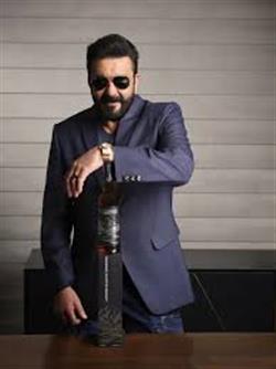 संजय दत्त की ‘द ग्लेनवॉक’ ने मचाया धमाल — 4 महीने में 10 लाख बोतलें बिकीं, बना सुपरहिट ब्रांड