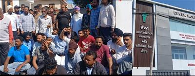 ਮਾਮਲਾ ਗਲਤ ਇਲਾਜ ਕਾਰਨ ਹੋਈ ਮੌਤ ਦਾ ---ਡਾਕਟਰ ਦੇਵਨ ਮਿੱਤਲ ’ਤੇ ਲੱਗੇ ਗੰਭੀਰ ਇਲਜ਼ਾਮ, ਬਿਮਾਰੀ ਸਿਰ ਦੀ, ਇਲਾਜ ਕੀਤਾ ਪੇਟ ਦਾ --ਪਰਿਵਾਰਿਕ ਮੈਂਬਰਾਂ ਨੇ ਰੋਡ ਜਾਮ ਕਰਕੇ ਹਸਪਤਾਲ ਦੇ ਅੱਗੇ ਕੀਤਾ ਪ੍ਰਦਰਸ਼ਨ