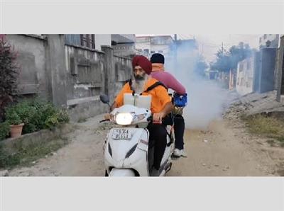 ਡੇਂਗੂ ਖ਼ਿਲਾਫ਼ ਜੰਗ: ਸਿਮਰਜੀਤ ਸਿੰਘ ਸਾਬ ਆਪਣੀ ਟੀਮ ਨਾਲ ਸਕੂਟਰ ‘ਤੇ ਨਿਕਲ ਕੇ ਕਰ ਰਹੇ ਨੇ ਸ਼ਹਿਰ ਦੀ ਫੋਗਿੰਗ