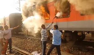 सरहिंद के पास गरीब रथ एक्सप्रेस में लगी आग: तीन कोच जलकर खाक, एक महिला झुलसी, 125 यात्रियों को सुरक्षित निकाला गया