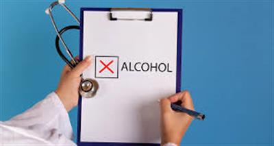 गुरुग्राम में चलती बाइक पर शराब पीते युवकों का वीडियो वायरल, पुलिस कर रही पहचान